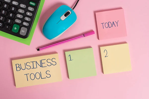 Word tekst schrijven business tools. Bedrijfsconcept voor marketing methodieken processen en technologieën gebruiken blanco blocnotes Wire Mouse Calculator blad marker pen gekleurde achtergrond. — Stockfoto