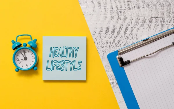 Sağlıklı Yaşam Tarzını gösteren kavramsal el yazısı. Canlı Sağlıklı Fiziksel aktivite ve egzersiz Notepad renkli kağıt levha çalar saat ahşap arka plan meşgul vitrin. — Stok fotoğraf