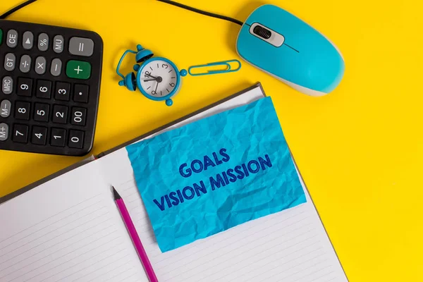 Skriva NOTE visar mål vision mission. Affärs foto skylta praktisk planeringsprocess som används för att hjälpa gemenskapens grupp Notebook kalkylator mus penna väckarklocka ark färg bakgrund. — Stockfoto