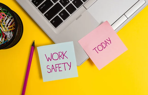 Signo de texto que muestra seguridad en el trabajo. Políticas y procedimientos conceptuales de fotos para garantizar la salud de los empleados Trendy metálico portátil notas adhesivas clips contenedor lápiz de color de fondo . — Foto de Stock