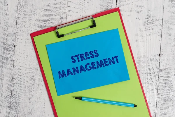 Tekst teken dat stress beheer weergeeft. Conceptuele foto methode voor het beperken van stress en de effecten ervan door leer manieren gekleurd Klembord blanco papier blad marker Sticky Note houten achtergrond. — Stockfoto