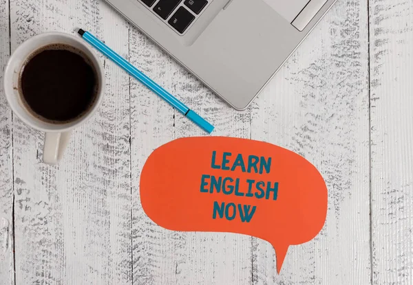 Signo de texto que muestra Aprender inglés ahora. Ganancia de foto conceptual o adquirir conocimientos y habilidades de idioma Inglés Metálico portátil abierto discurso burbuja café taza bolígrafo mesa vintage . —  Fotos de Stock