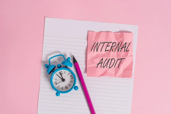 Schrijf notitie met interne audit. Business Photo presentatie evalueert de effectiviteit van de besturingselementen en processen gestreepte papieren blad Opmerking potlood Vintage wekker gekleurde achtergrond. — Stockfoto