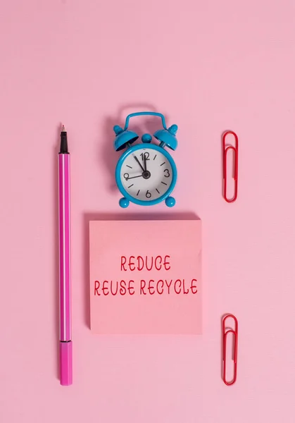 Escritura manual conceptual que muestra Reducir el reciclaje de reutilización. Texto de la foto de negocios ecológicamente responsable comportamiento del consumidor Reloj despertador de metal bloc de notas clips marcador de color de fondo . —  Fotos de Stock