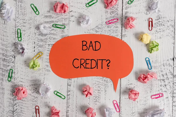 Writing note showing Bad Creditquestion. Business photo showcasing inabilityof a demonstrating to repay a debt on time and in full Blank speech bubble paper balls clips wooden vintage rustic — Stock Photo, Image
