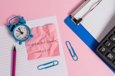 Değişime Karşı Gelmeyin'i gösteren kavramsal el yazısı Embrace It. İş fotoğraf metin değişikliklere açık yeni şeyler deneyin Pozitif Kağıt levha pano kalem hesap makinesi saat renkli arka plan.