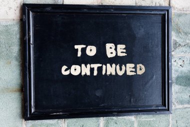 Devam Edilecek'i gösteren not yazma. İş fotoğrafı vitrini, hikayenin bir sonraki bölümde devam ettiğini gösteriyor.