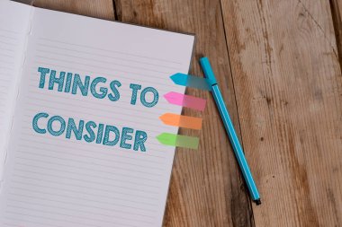 Düşünülmesi gereken şeyleri gösteren kavramsal el yazısı. İş fotoğrafı metni özellikle çizgili defter renkli ok pankartları tahtadan arkaplan hakkında dikkatlice düşünün.