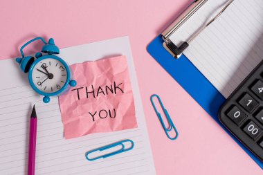 Kavramsal el yazısı teşekkür gösteren. İş fotoğraf metin bir hediye veya hizmet Kağıt levha pano kalem hesap makinesi saat renkli arka plan kabul ederken kullanılan kibar bir ifade.