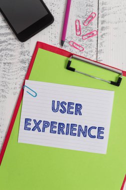 Kullanıcı Deneyimini gösteren not yazma. Özellikle pano sac kalem akıllı telefon kare not klipleri ahşap arka plan kullanmak ne kadar hoş açısından web sitesi kullanarak İş fotoğraf vitrin.