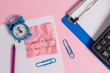 Ne Doğru Değil Ne Kolay olduğunu gösteren kavramsal el yazısı. Doğru kağıt tahta tahta kalem hesap makinesi saat renkli arka plan ne için ayağa kalkmak isteyen iş fotoğraf metin.