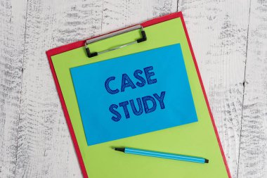 Örnek Olay İncelemesi'ni gösteren metin işareti. Kavramsal fotoğraf analizi ve bir sorun renkli pano boş kağıt levha marker yapışkan not ahşap arka plan incelemek için özel bir araştırma tasarımı.