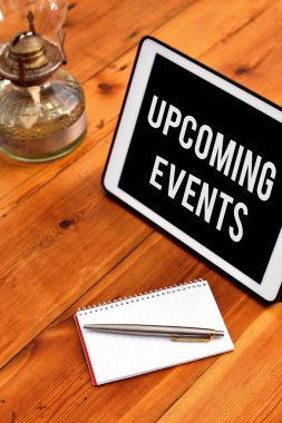 Yaklaşan Olaylar yazma el yazısı metin. Konsept anlamı yaklaşan planlanan kamu veya sosyal günler Gadget artı klasik bir vintage fener yanında yerleştirilen ekipmanları yazma.