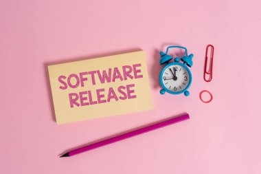 Kelime yazma metin Yazılım Sürümü. Program için geliştirme ve olgunluk aşamaları toplamı için Iş konsepti Renkli boş not defteri marker retro çalar saat klip renkli arka plan.