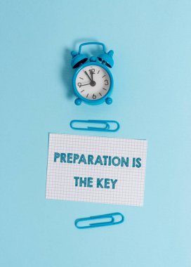 El yazısı metin yazma Hazırlık Anahtardır. Kavram hataları azaltır ve faaliyetleri kısaltır Çalar saat uyandırma kareli boş kağıt levha klipleri renkli arka plan.