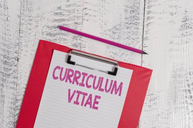 El yazısı metin Müfredat Vitae. Kavram iş fırsatı için nitelikleri gösteren genel bakış Renkli pano boş kağıt levha kalem eski ahşap vintage arka plan.