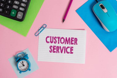Kelime yazma metni Müşteri Hizmetleri. Ürün Fare hesap makinesi sayfaları klip marker not çalar saat renkli arka plan ile müşteri memnuniyetini sağlama süreci için iş konsepti.