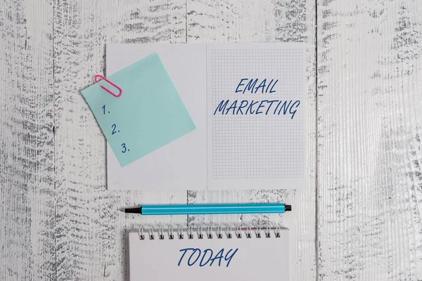 Word Writing Text E-Mail Marketing. Business-Konzept für das Senden einer kommerziellen Nachricht an eine Gruppe von Zeigen mit E-Mail offenen quadratischen Spirale Notizblock Note Highlighter liegend alten hölzernen Hintergrund. — Stockfoto