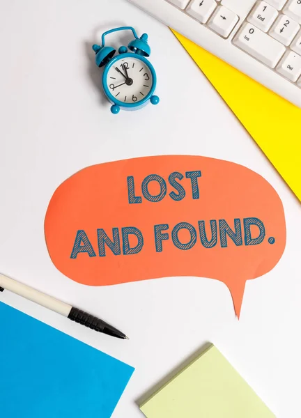 Escribiendo una nota mostrando Lost And Found. Foto de negocios mostrando un lugar donde los objetos perdidos se almacenan hasta que recuperaron . —  Fotos de Stock