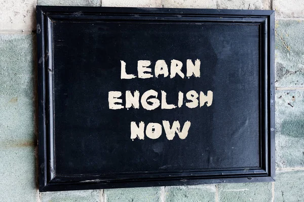 Escribir nota mostrando Aprender inglés ahora. Foto de negocios mostrando ganancia o adquirir conocimientos y habilidades de idioma Inglés . —  Fotos de Stock