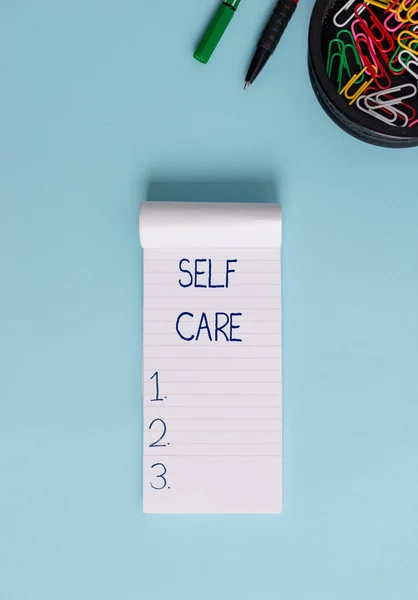Słowo pisanie tekstu Self Care. Koncepcja biznesowa dla praktyki podejmowania działań w celu poprawy jeden s jest właścicielem zdrowia notebook i pisanie sprzętu z myszy komputerowej powyżej pastelowych tle. — Zdjęcie stockowe