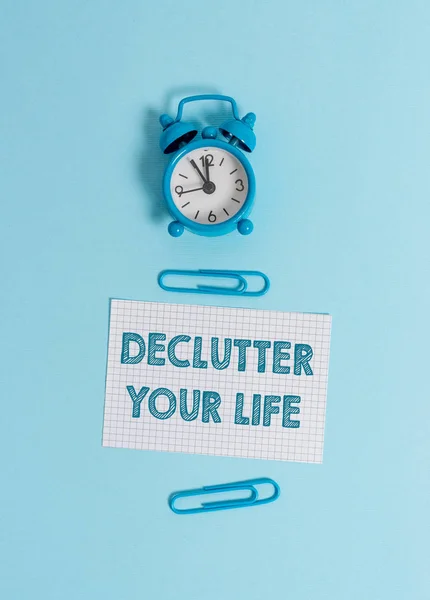 Pismo odręczne pisanie tekstu Declutter Your Life. Pojęcie znaczenie aby wyeliminować obce rzeczy lub informacje w życiu alarm zegar Wakeup kwadrat puste arkusze arkusza papieru kolorowe tło. — Zdjęcie stockowe