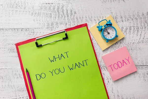 Handgeschreven tekst wat wilt u doen? Concept betekenis gebruikt voor het aanbieden van iets aan iemand of het stellen van hun behoefte metalen Klembord vellen marker alarm klok notities pad houten achtergrond. — Stockfoto