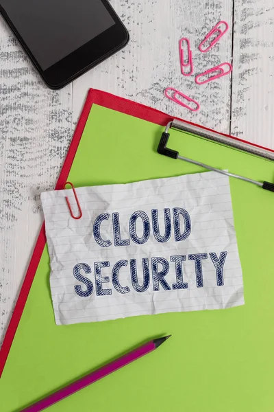 Manuscrito texto Cloud Security. Conceito significado Proteja a informação armazenada seguro Tecnologia controlada Área de transferência folha de papel lápis smartphone note clipes de madeira fundo retro . — Fotografia de Stock