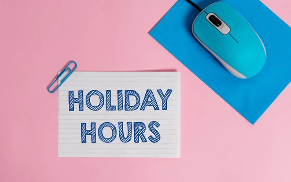 Szöveges jel mutatja Holiday hours. Fogalmi fotó alkalmazott kap kétszerese a normál fizetni minden órában Wire elektronikus egér csíkos üres papírlapok klip színes háttér. — Stock Fotó