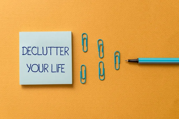 Słowo pisanie tekstu Declutter Your Life. Koncepcja biznesowa aby wyeliminować obce rzeczy lub informacje w życiu kolorowe puste Sticky Notes klipy Segregatory zebrane pióro modne fajne tło. — Zdjęcie stockowe