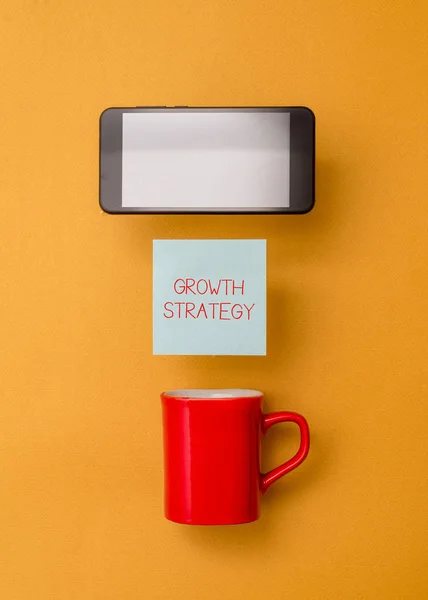 Woord tekst groeistrategie schrijven. Bedrijfsconcept voor strategie gericht op het winnen van groter marktaandeel op korte termijn koffie kopje gekleurde Sticky Note elektronische apparaat dooier kleur achtergrond. — Stockfoto