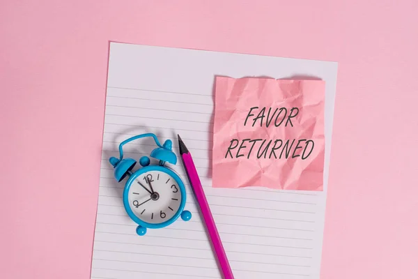 Schrijf notitie met de gunst geretourneerd. Zakelijke fotopresentatie goede daad voor iemand die een goede daad heeft gedaan voor u striped papier blad Opmerking potlood Vintage wekker gekleurde achtergrond. — Stockfoto