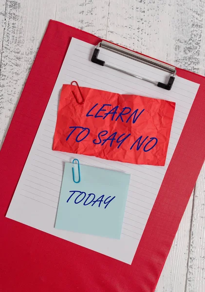 Escritura manual conceptual que muestra Aprende a decir No. Foto de negocios mostrando declive o rechazar algunas cosas antes de destruirse papel portapapeles triturado pegajoso nota clip fondo de madera . —  Fotos de Stock