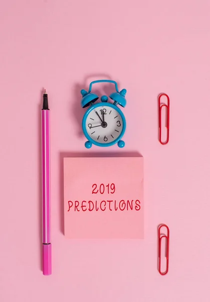 Escritura manual conceptual que muestra las predicciones de 2019. Declaración de texto de foto de negocios sobre lo que crees que sucederá en 2019 Metal despertador reloj bloc de notas marcadores clips de color de fondo . —  Fotos de Stock