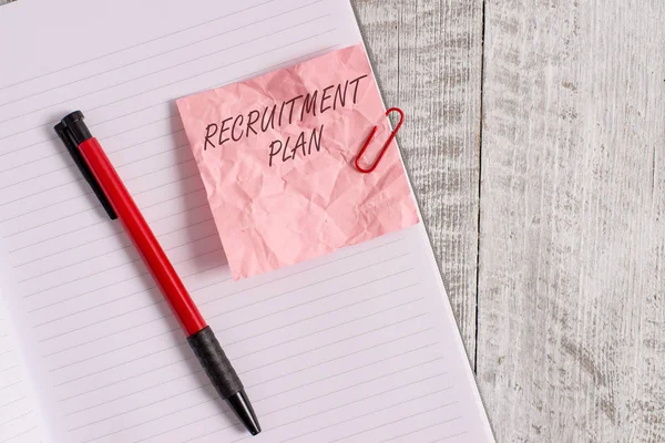 Sinal de texto mostrando Plano de Recrutamento. Foto conceitual economizando dinheiro, a fim de usá-lo quando você parar de trabalhar papel rugas e notebook plus estacionário colocado acima de fundo de madeira . — Fotografia de Stock