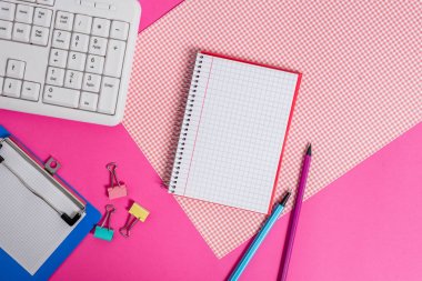 Yazma ekipmanları ve bilgisayar şeyleri artı renkli bir arkaplana yerleştirilmiş matematik kağıtları. Sabit, düz tablonun üzerindeki veri işleme makinesinin araçlarının yanında matematik kitabı.