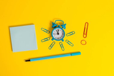 Metal retro vintage çalar saat uyandırma klipleri lastik bant not defteri levha işareti renkli arka plan boş metin önemli olaylar ne ofis okul ev yapmak