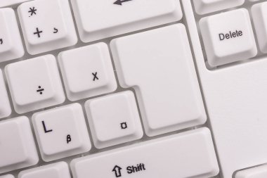 Not ve klavyeli iş konsepti. Beyaz arkaplan telif alanının üzerinde boş kopya alanı olan renkli pc model klavye. Metin iletisi için boş model alanı.