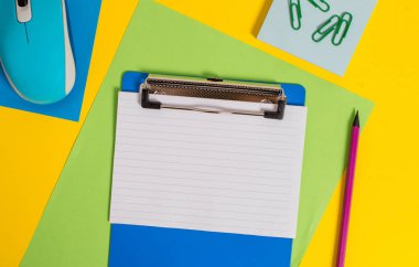 Yakın ön görünüm özel metal pano çizgili kağıt levha marker not defteri fare klipleri renkli arka plan. Planlayıcı günlük olayları yazma