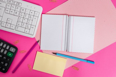 Yazma ekipmanları ve bilgisayar şeyleri artı renkli bir arkaplana yerleştirilmiş matematik kağıtları. Sabit, düz tablonun üzerindeki veri işleme makinesinin araçlarının yanında matematik kitabı.