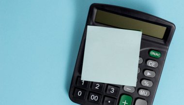 Taşınabilir plastik elektronik hesap cihazı muhasebe boş yapışkan not renkli arka plan Boş metin önemli olaylar ev ofis okul