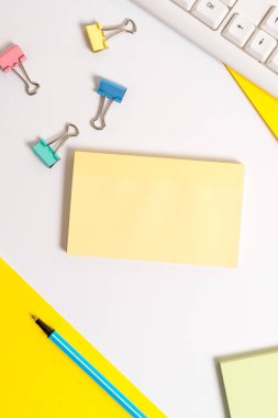 Tabloda kopya alanı bulunan kare kağıdı boşlayın. Düz pc klavye ve metin mesajları için alan kağıdı kopyalama ile masanın üzerinde yatıyordu. Masada boş kağıtlar olan iş konsepti.