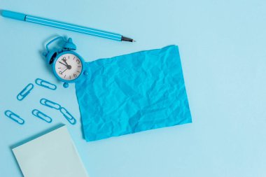 Metal retro vintage çalar saat uyandırma not defteri boş ezilmiş levha not marker klipler renkli arka plan Boş metin önemli olaylar okul evi ofis