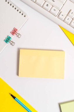 Düz pc klavye ve metin mesajları için alan kağıdı kopyalama ile masanın üzerinde yatıyordu. Tabloda kopya alanı bulunan kare kağıdı boşlayın. Masada boş kağıtlar olan iş konsepti.