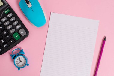 Taşınabilir elektronik hesap makinesi tel fare çalar saat uyandırma kalem çizgili mektup boyutu levha renkli arka plan Boş metin önemli olaylar okul ev ofis