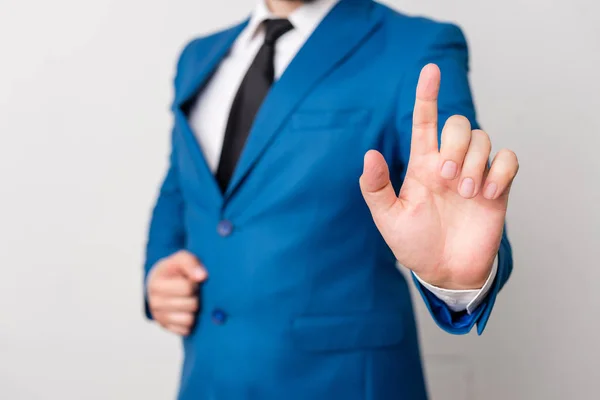 Geschäftsmann mit erhobenem Zeigefinger. Geschäftsmann hält Laptop in der Hand und zeigt mit dem Finger. — Stockfoto