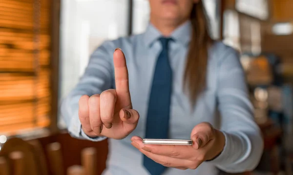 Mujer borrosa en el fondo apuntando con el dedo en el espacio vacío. Copie el espacio con el dedo apuntando en él. Mujer de negocios con camisa y corbata en el fondo . —  Fotos de Stock