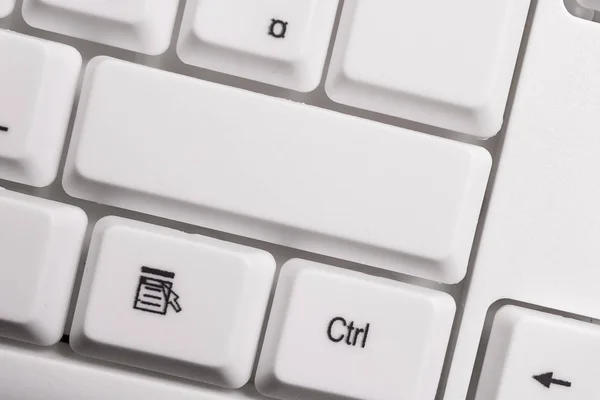 Concepto de negocio con notas y teclado para PC. Teclado de maqueta de PC colorido con espacio de copia vacío por encima de copycpace fondo blanco. Espacio de maqueta en blanco para el mensaje textual. —  Fotos de Stock