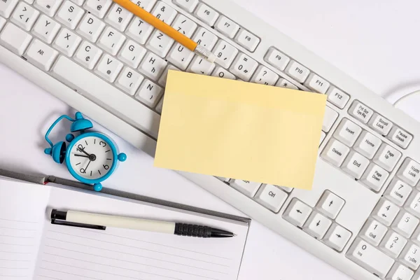 Vlak lag boven leeg briefpapier op de pc toetsenbord potloden en klok. Zakelijk concept beeld met blanco nota papier voor tekstberichten. — Stockfoto