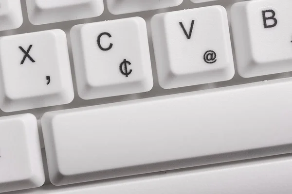 Geschäftskonzept mit Notizen und PC-Tastatur. Farbenfrohe PC-Tastatur mit leerem Kopierraum über weißem Hintergrund. Leere Attrappen für Textnachrichten. — Stockfoto